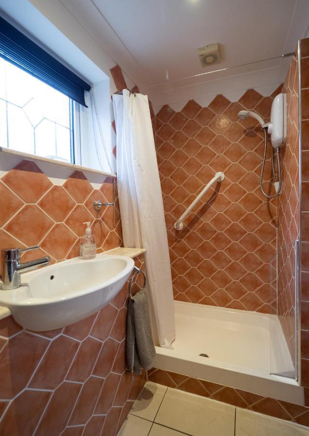 Surlingham Lodge Studio Large Family Cottage Norwich Bagian luar foto